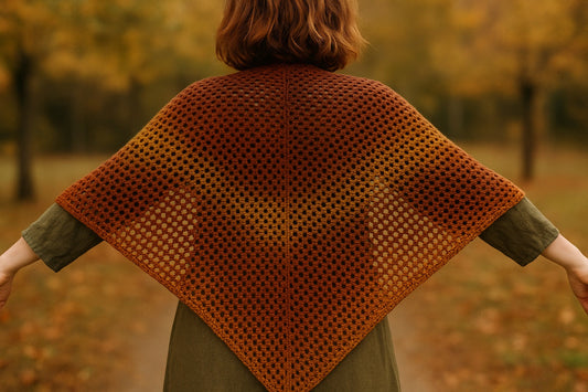 Chal triangular Aurora – patrón de ganchillo moderno
