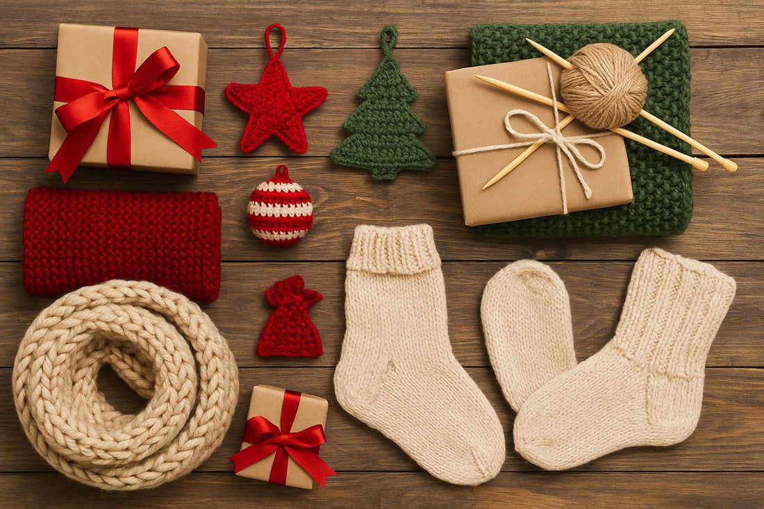Fotografía horizontal con regalos navideños tejidos a mano, adornos de crochet, calcetines de lana, ovillos y agujas sobre fondo de madera, ideal para un artículo sobre ideas para tejer en Navidad