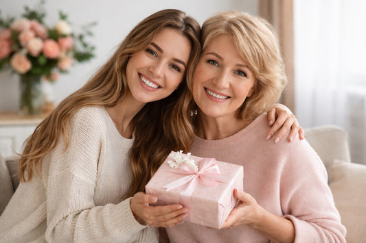 Madre e hija compartiendo un regalo