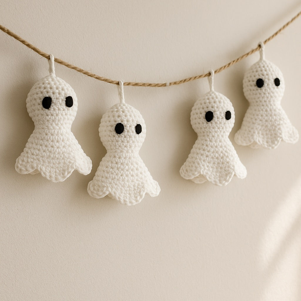 guirnalda de fantasmas Halloween tejidos a ganchillo