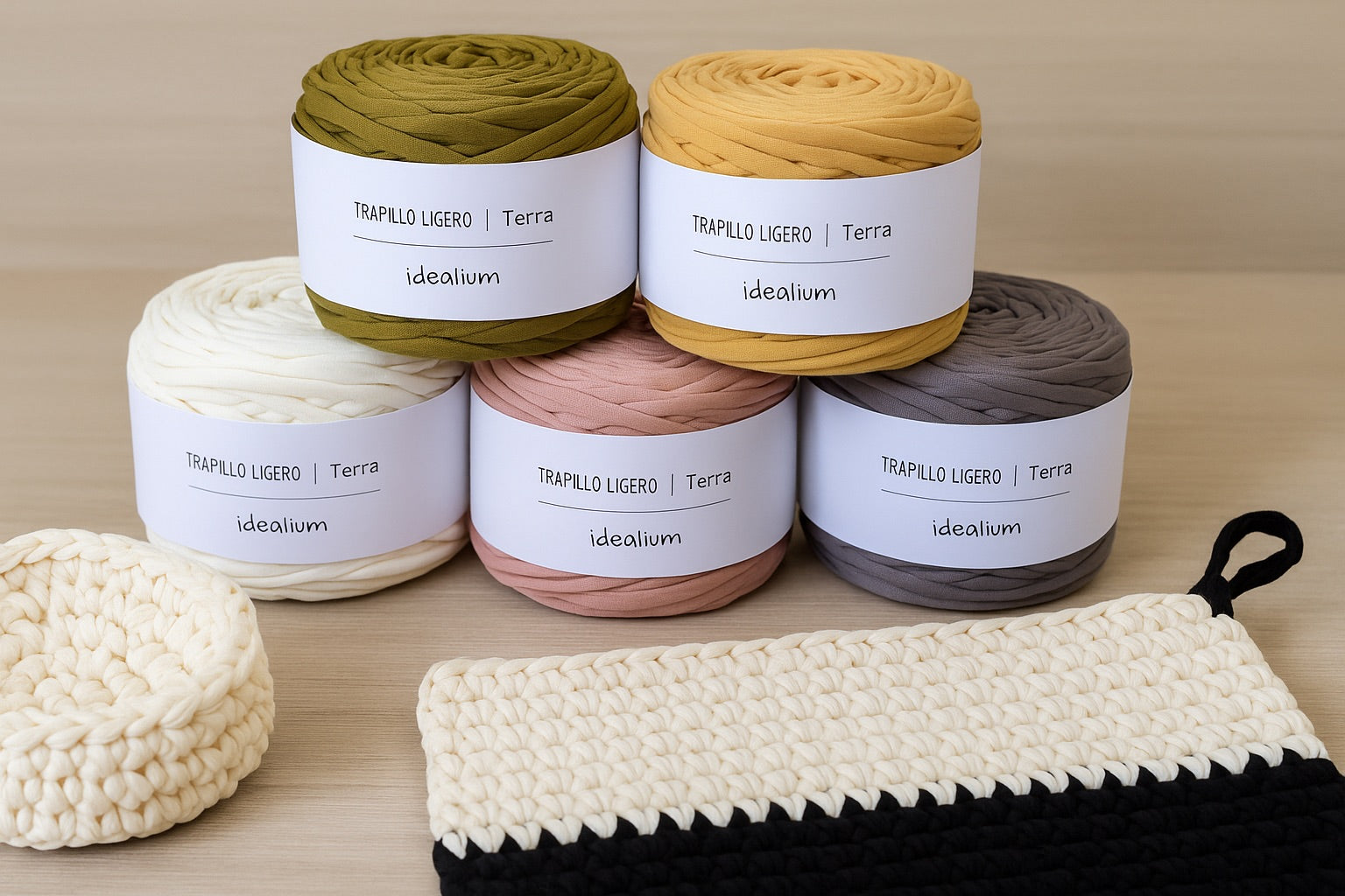 Bobinas de Trapillo ligero Idealium Terra en distintos colores con proyecto en blanco y negro