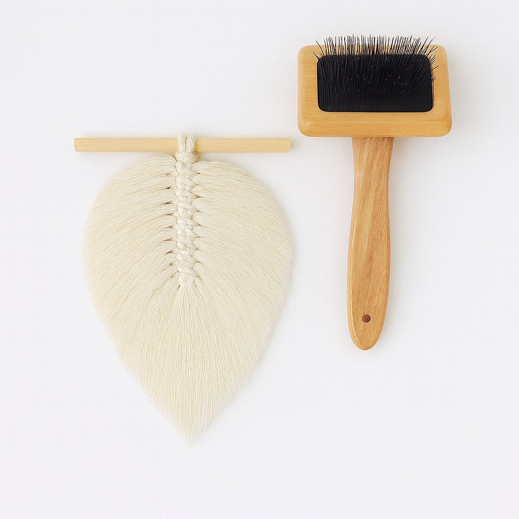 Carda para macramé con pluma peinada cardada
