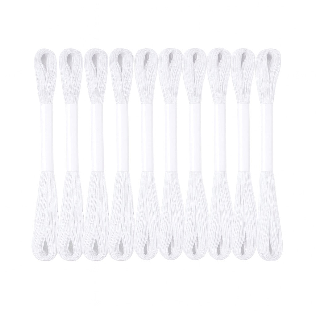 Madejas de hilo Mouliné color blanco dispuestas en semicírculo con etiquetas blancas sobre fondo blanco, ideales para bordado y costura creativa.