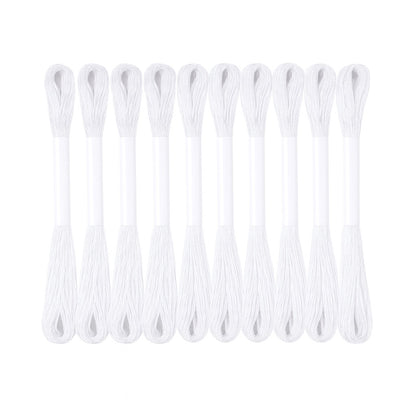 Madejas de hilo Mouliné color blanco dispuestas en semicírculo con etiquetas blancas sobre fondo blanco, ideales para bordado y costura creativa.