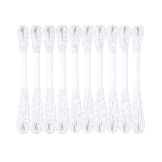 Madejas de hilo Mouliné color blanco dispuestas en semicírculo con etiquetas blancas sobre fondo blanco, ideales para bordado y costura creativa.