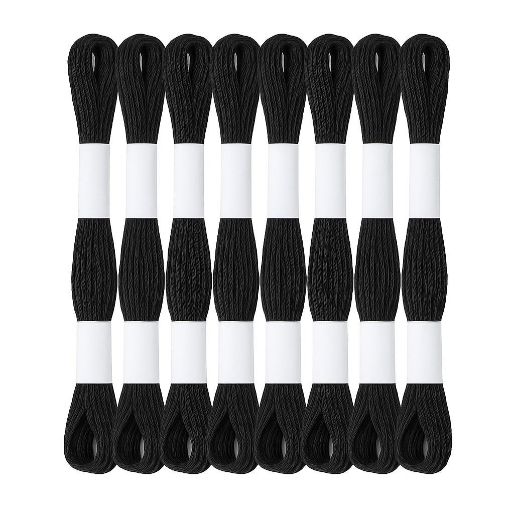 Madejas de hilo Mouliné en color negro dispuestas en semicírculo con etiquetas blancas sobre fondo blanco, ideales para bordado y proyectos artesanales.