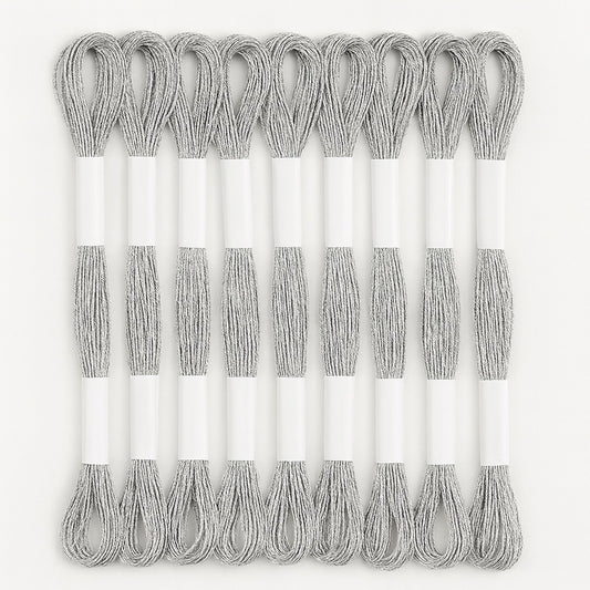 Madejas de hilo Mouliné metalizado color plata, pack de 12 unidades sobre fondo blanco, ideales para bordado decorativo y proyectos de punto de cruz