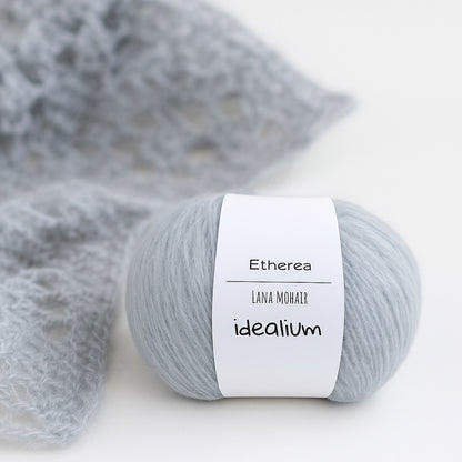 Ovillo Idealium Etherea lana mohair gris perla con prenda tejida