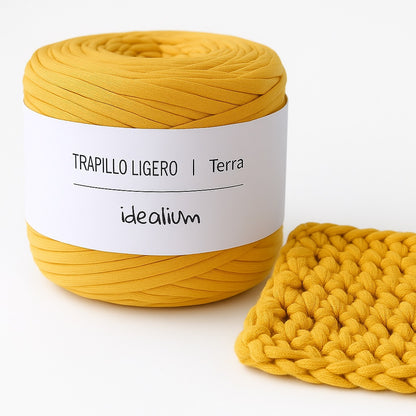 Trapillo ligero Idealium Terra en color mostaza con muestra tejida