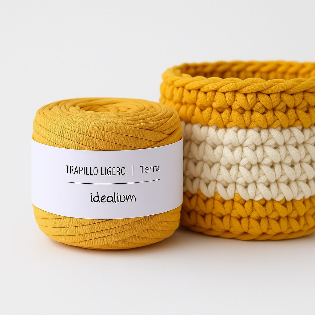 Trapillo ligero Idealium Terra en color mostaza junto a cesto tejido en trapillo mostaza y crudo