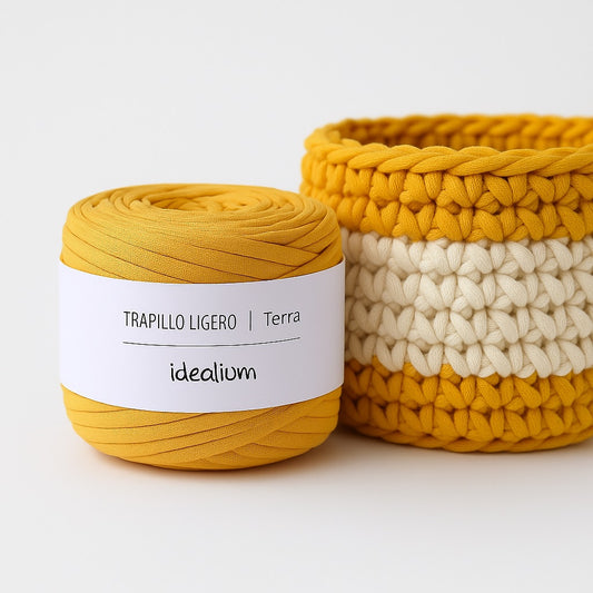 Trapillo ligero Idealium Terra en color mostaza junto a cesto tejido en trapillo mostaza y crudo