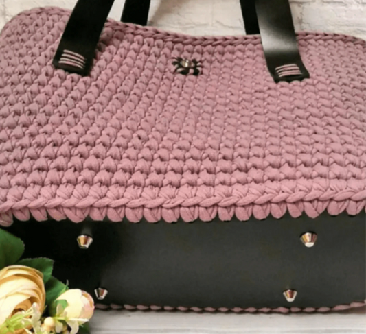 bolso tejido a ganchillo con base perforada